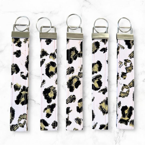 Keychain Wristlet Style Cheetah Print with Silver Hardware Brand New Handmade - Picture 2 of 2